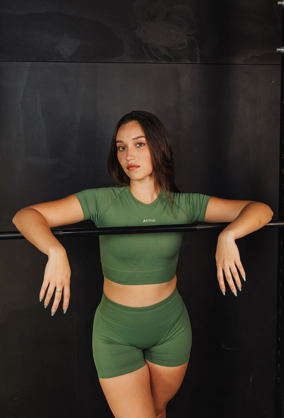 Signature mid-waist short