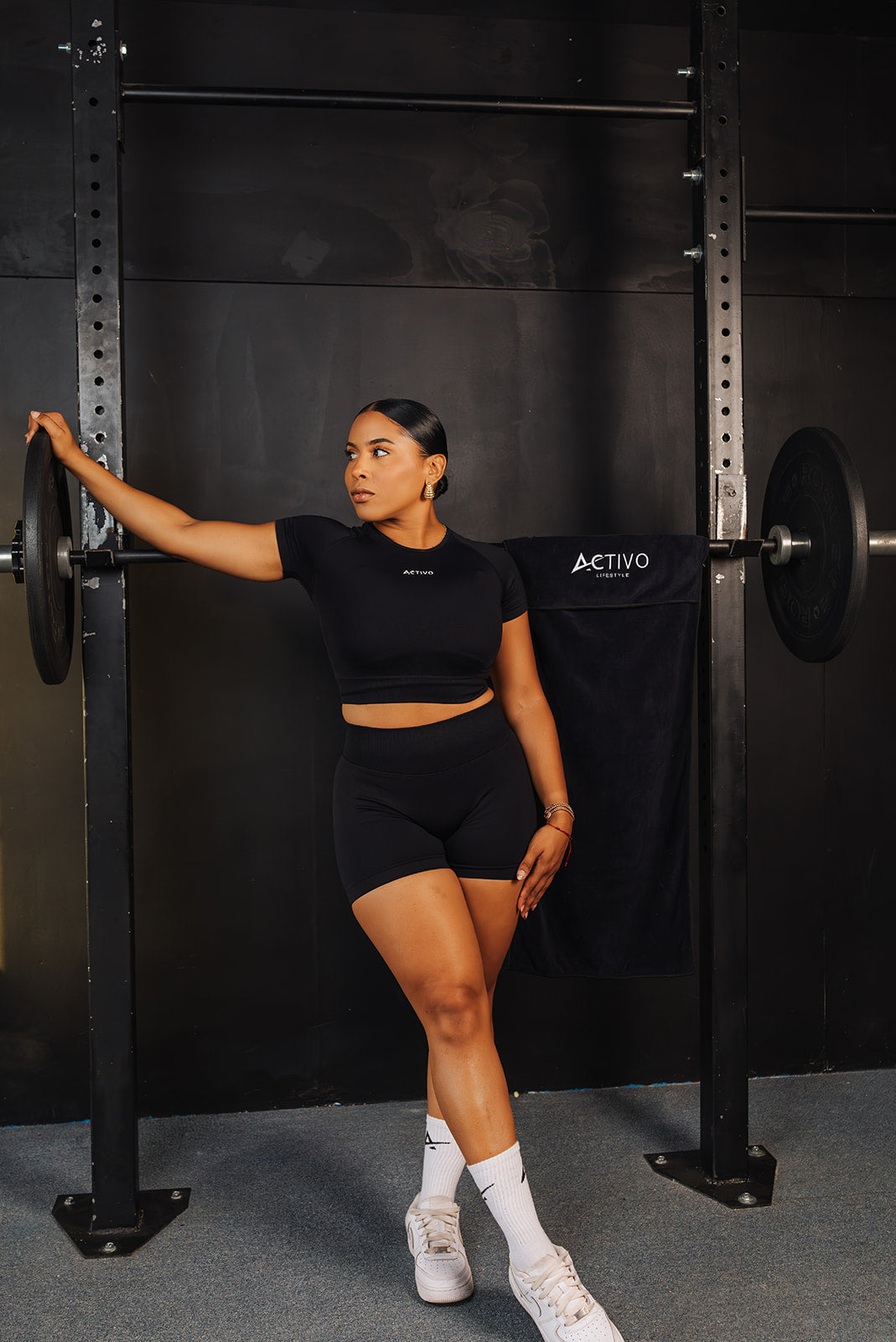 Signature mid-waist short