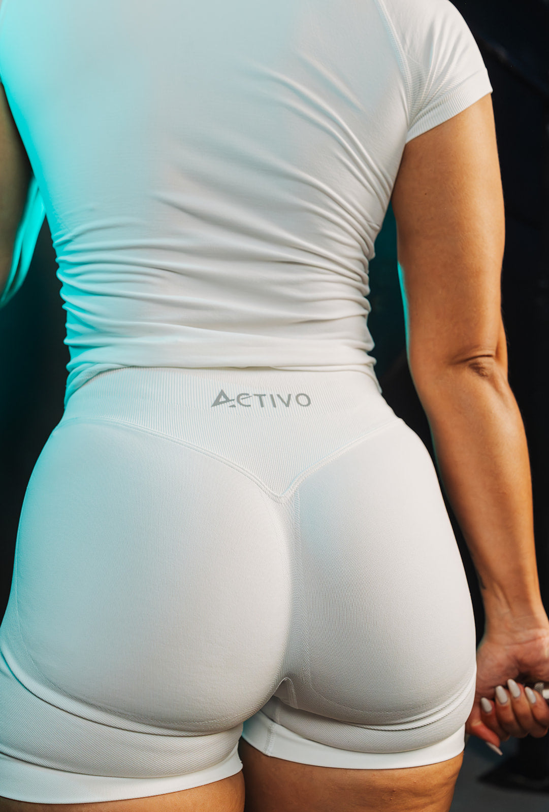 Signature mid-waist short