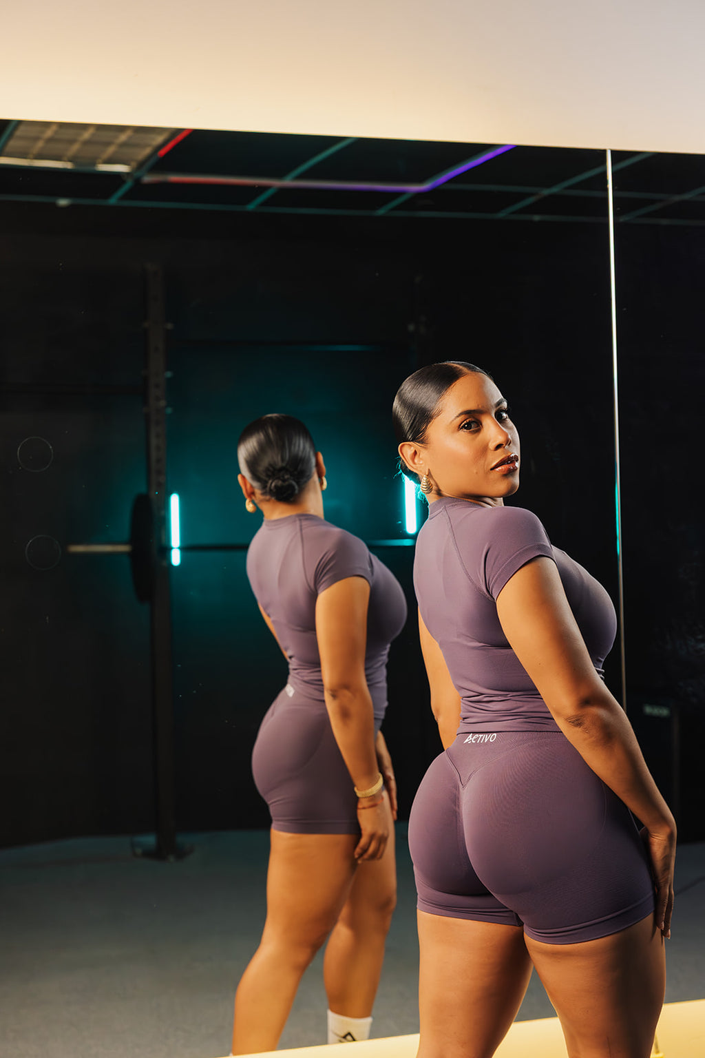 Signature mid-waist short