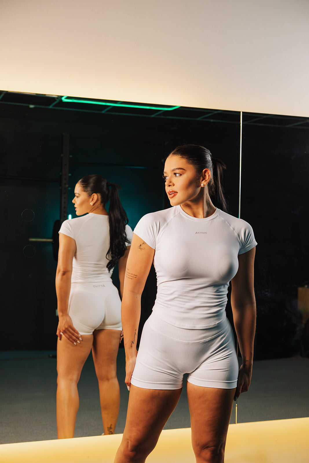 Signature mid-waist short